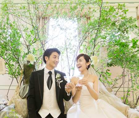 披露宴の新郎新婦