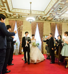 会場を歩く新郎新婦
