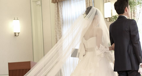 新郎新婦がバージンロードを進む